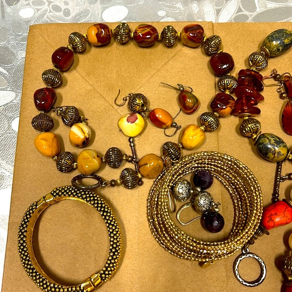 JEWELRY - MISCELLANEOUS COSTUME - Picture 3 of 6